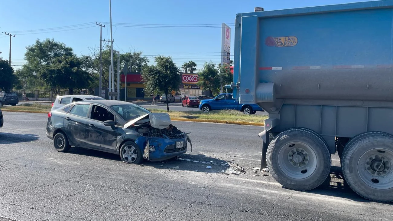 Conductor queda lesionado tras estrellar auto contra tráiler