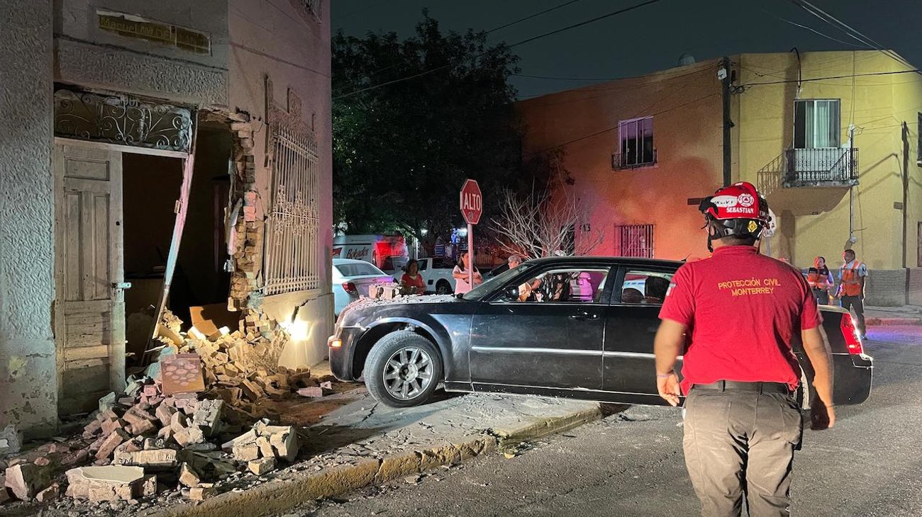 Impacta conductor su auto contra pared de casa