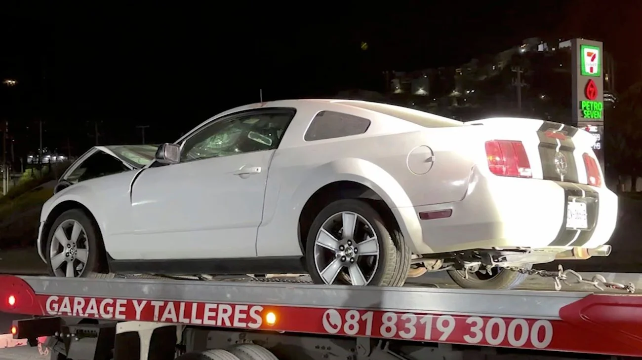 Choca contra poste en Lázaro Cárdenas y huye del lugar