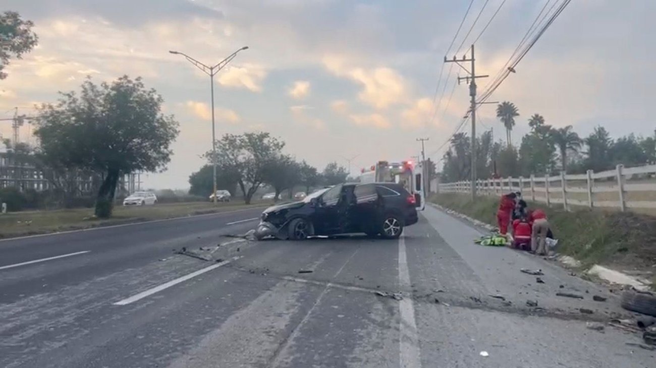 Camioneta se estrella contra poste de concreto