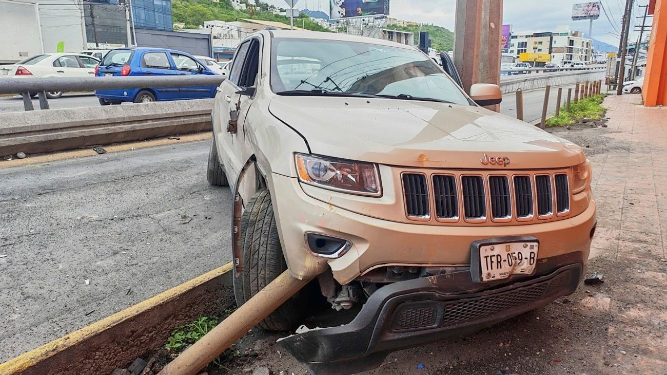 Se estrella camioneta contra edificio tras presunto cerrón
