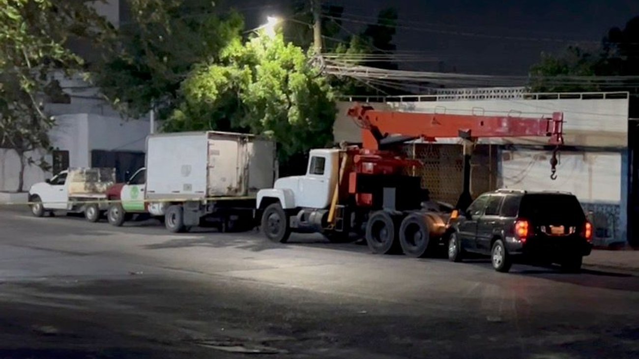 Sufre infarto y choca su camioneta contra grúa en Santa Catarina