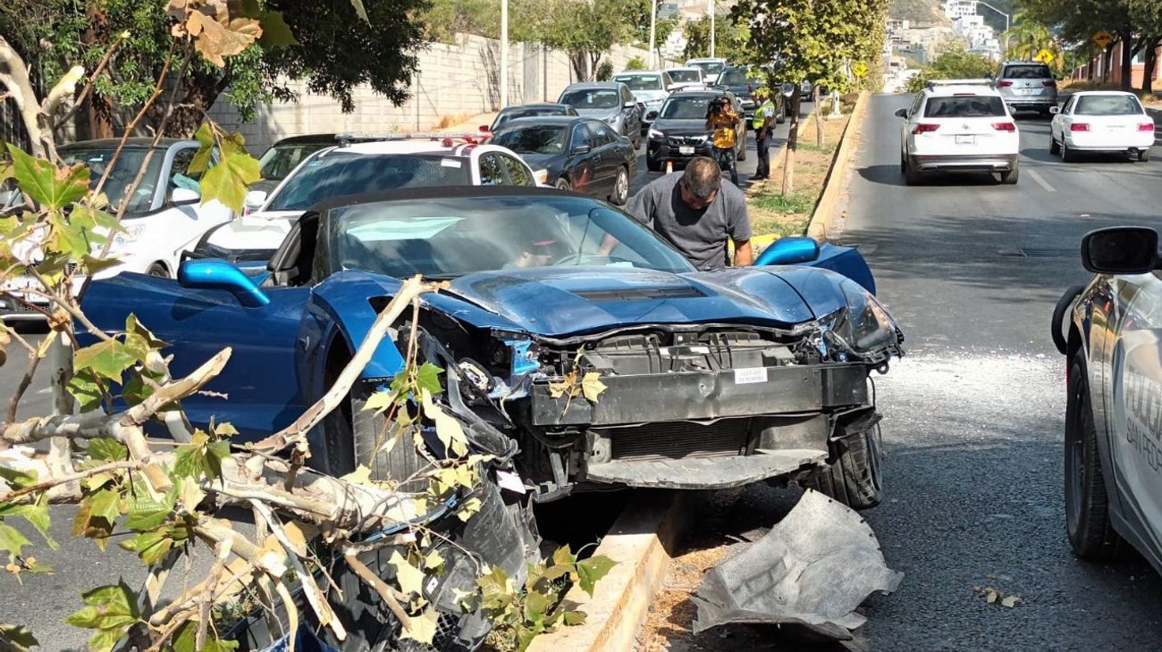 Conductor impacta su Corvette en árbol en San Pedro.