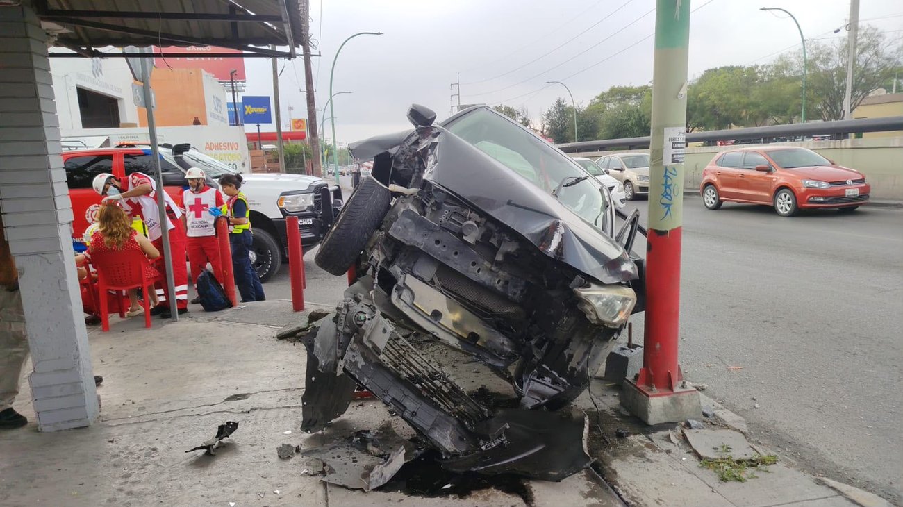 Accidente tipo estrellamiento deja dos lesionados en Av. Lincoln