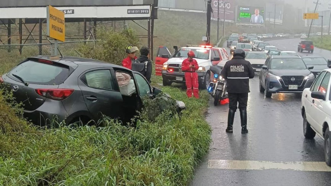 Conductor se estrella sobre la avenida Rogelio Cantú en Monterrey