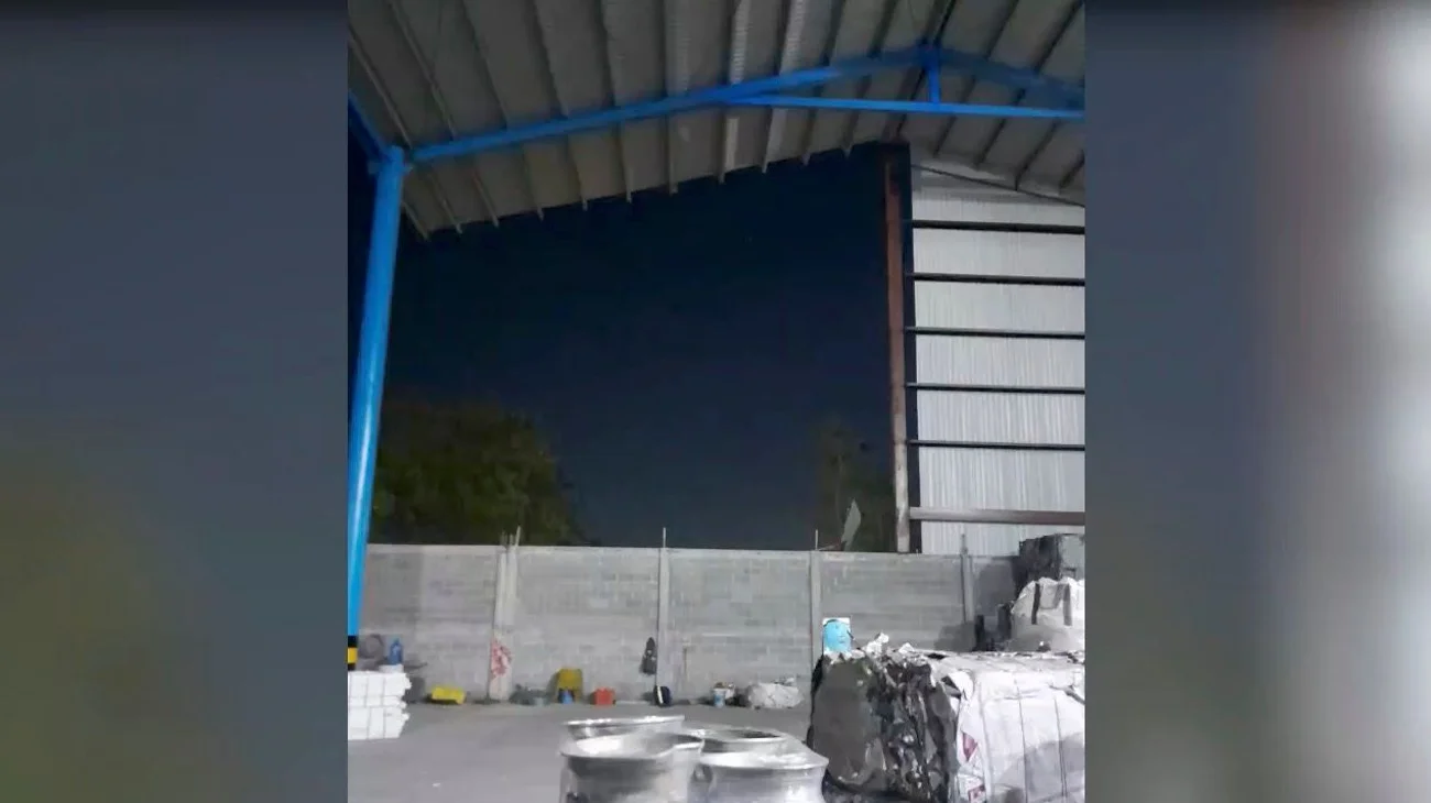 Viento desploma estructura metálica en empresa de Apodaca