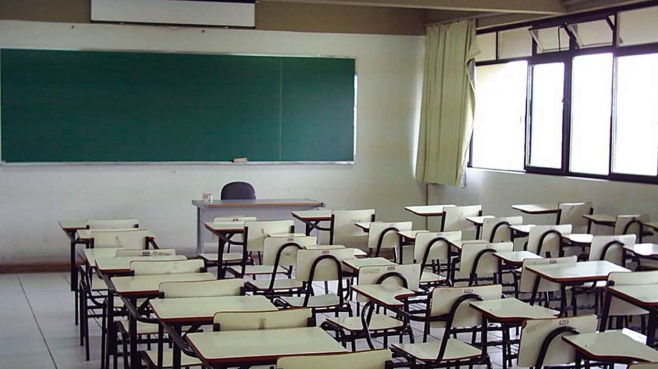 Estudiante golpea a maestra; no quería participar en clase