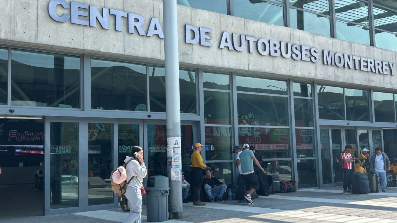 Estudiantes llegan a central de autobuses ante inicio de clases