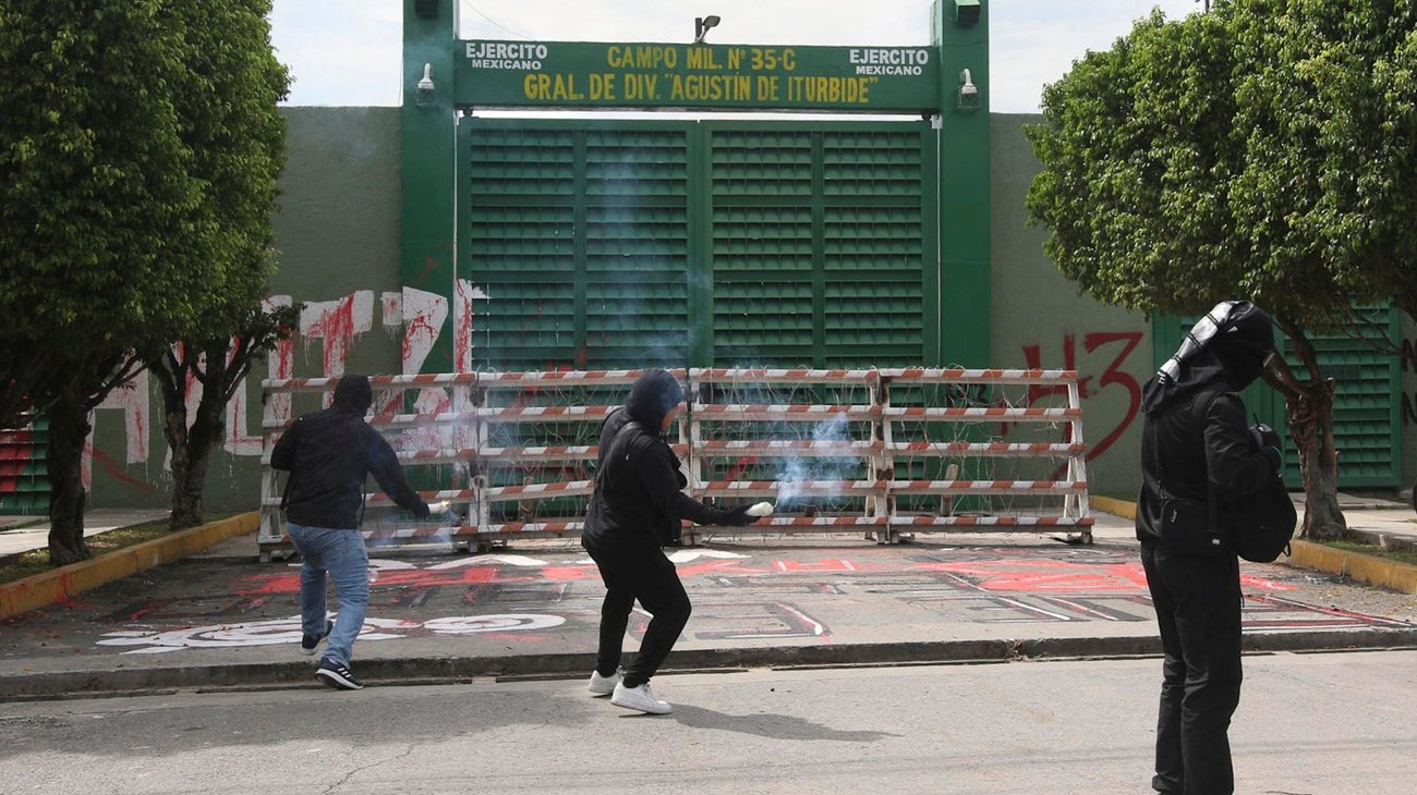Lanzan petardos contra instalación militar por caso Ayotzinapa