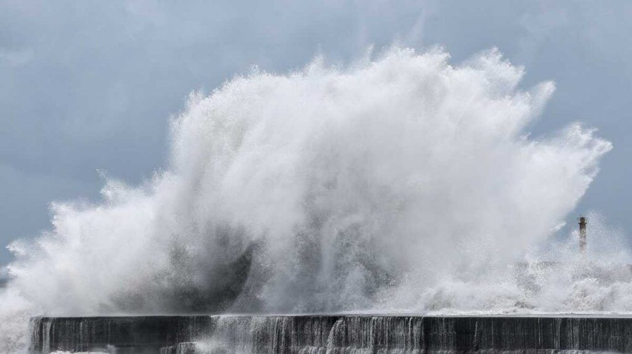 Tifón Bavi pierde fuerza, pero mantiene alerta en China