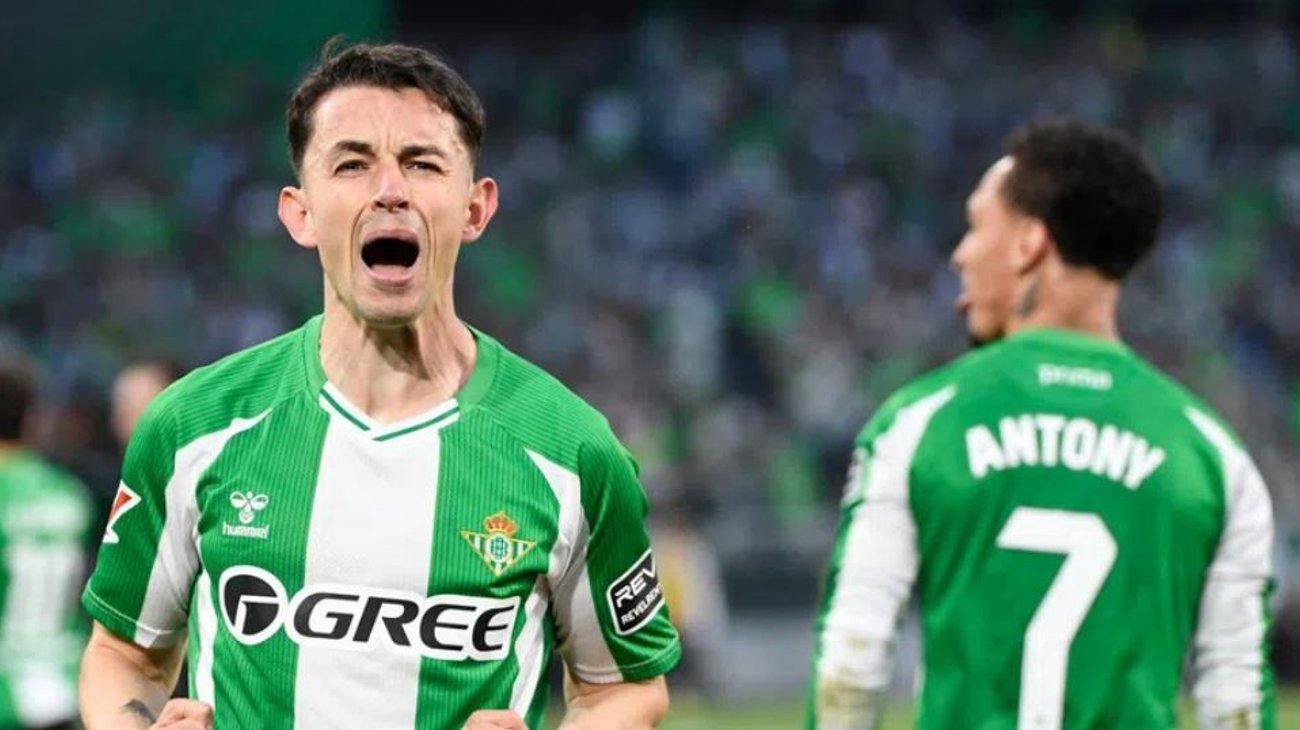 El mexicano Fidalgo se estrena con Betis y manda guiño al Tri