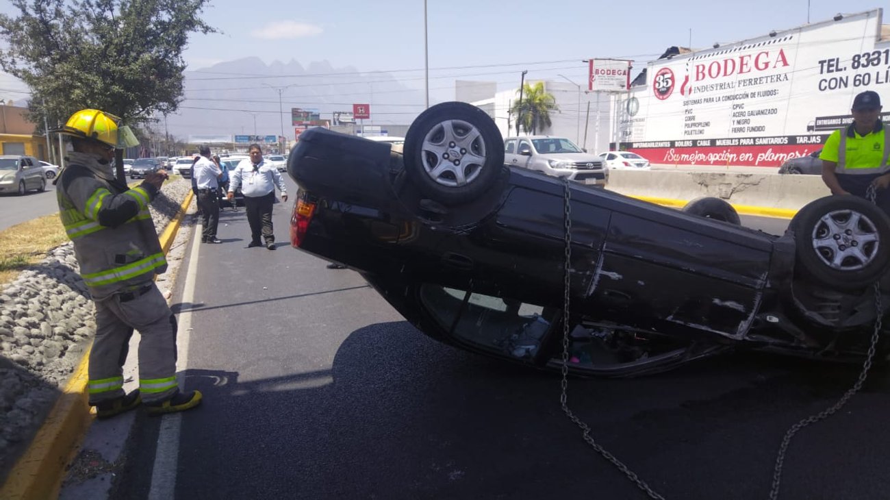 Exceso de velocidad provoca volcadura en Monterrey