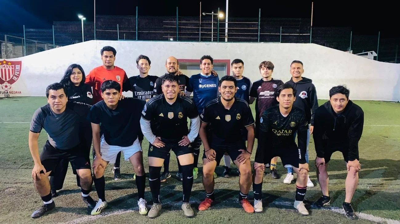 ¡Insólito! Mujer forma equipo de futbol con ¡exnovios!