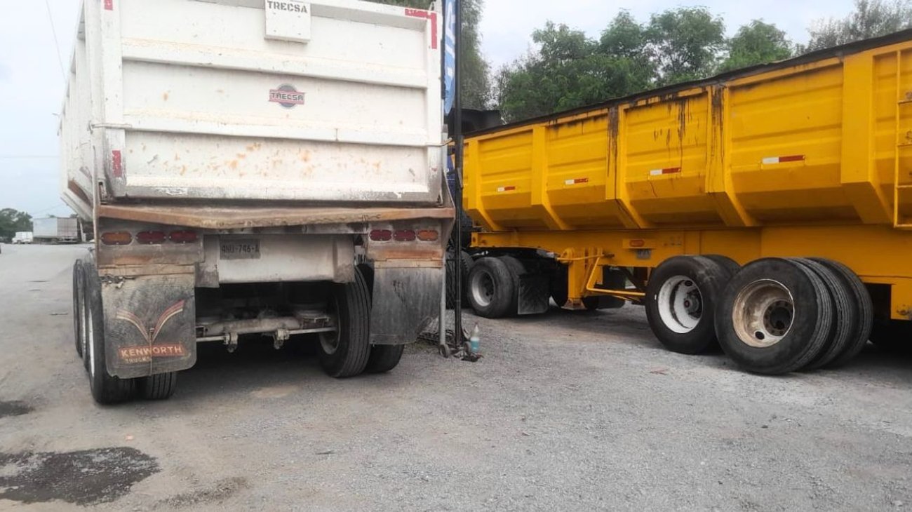 Explota llanta de tráiler y golpea a trabajador en Santiago, NL
