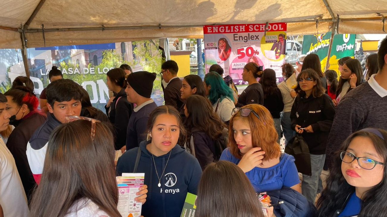 Atienden jóvenes en la primera 'Expo prepas y universidades'