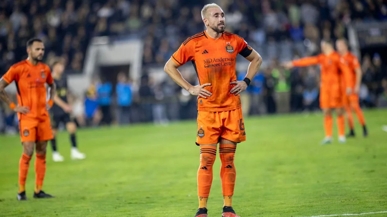 Expulsan a Héctor Herrera en playoffs por escupir al árbitro