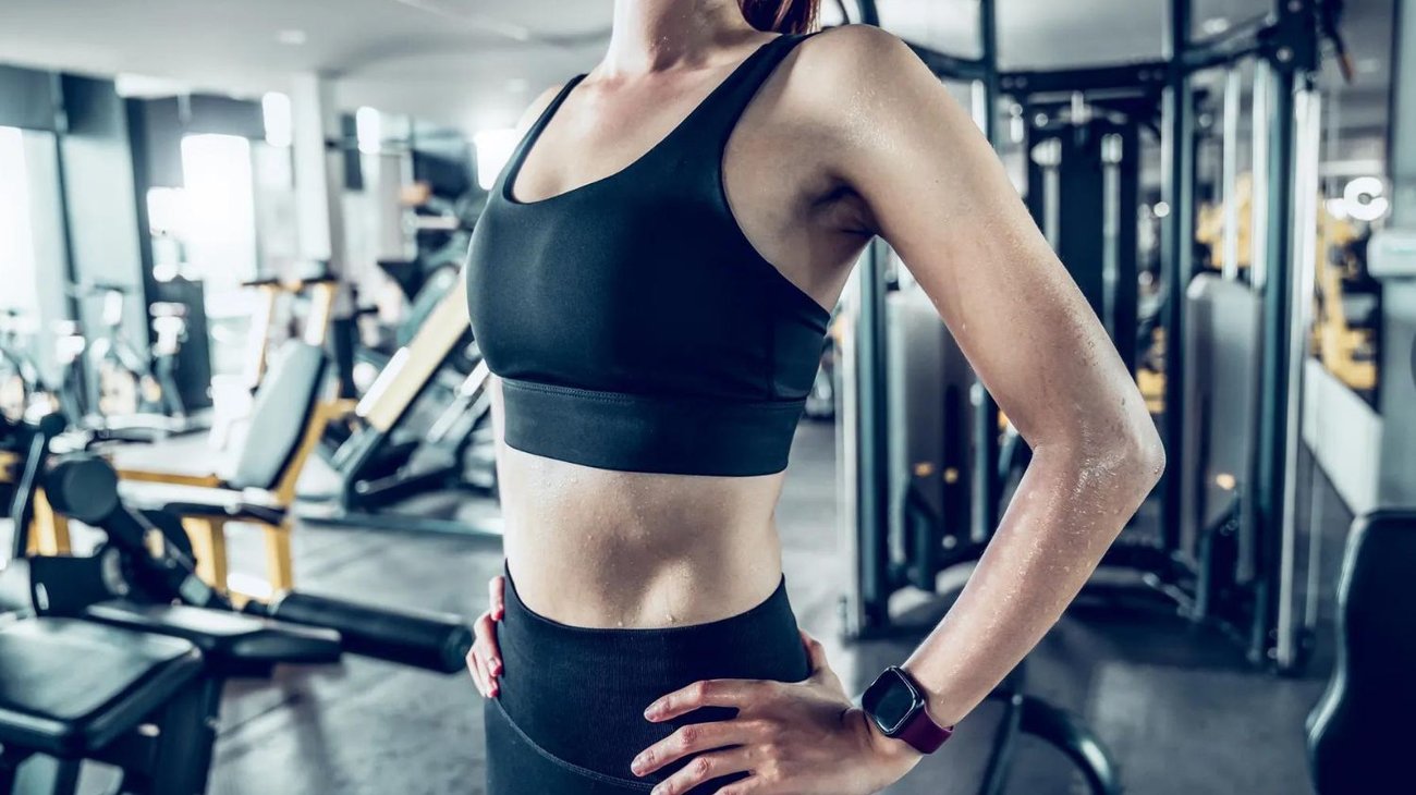 Expulsan a mujer de gimnasio por celos de esposa del dueño