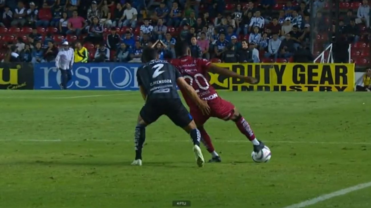 Expulsan a Omar Mendoza por manosear a Juan Zapata