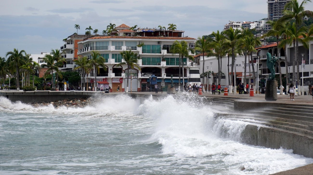 'Simon' recupera fuerza y sube a categoría 2 cerca de Nayarit