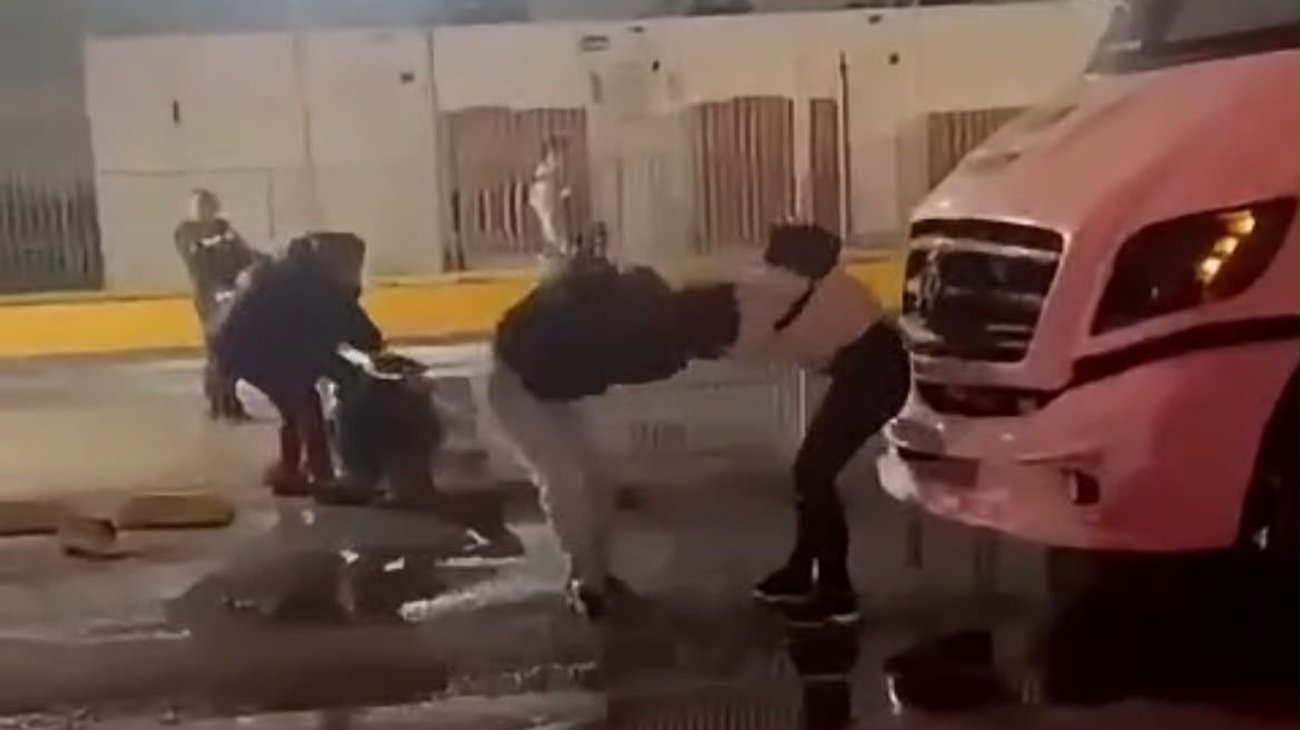 Captan pelea entre dos trabajadoras de Mabe al salir de trabajar