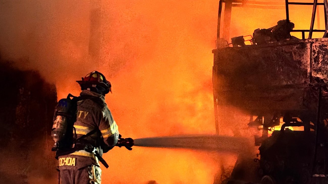 Voraz incendio arrasa con dos autobuses en la colonia Industrial