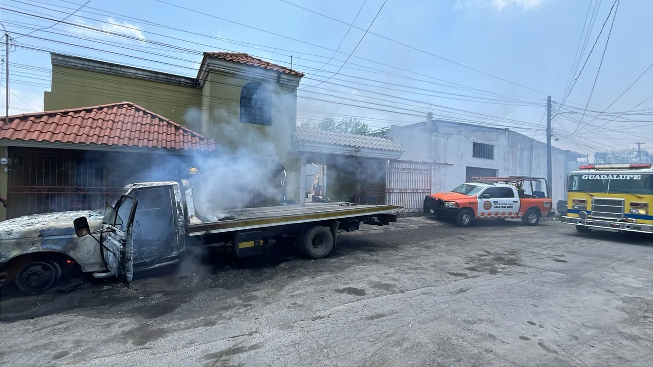 Desalojan cinco viviendas por incendio de grúa en Guadalupe