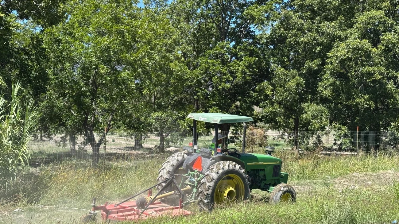 Ayuntamiento brinda mantenimiento a carretera Parras-Paila