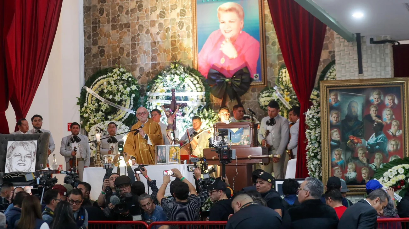 Familiares y amigos despiden a Paquita la del Barrio