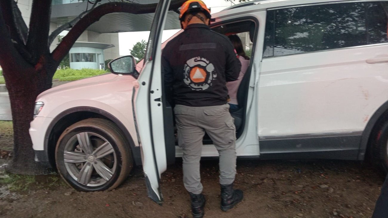 Mujer choca contra árbol tras perder el control