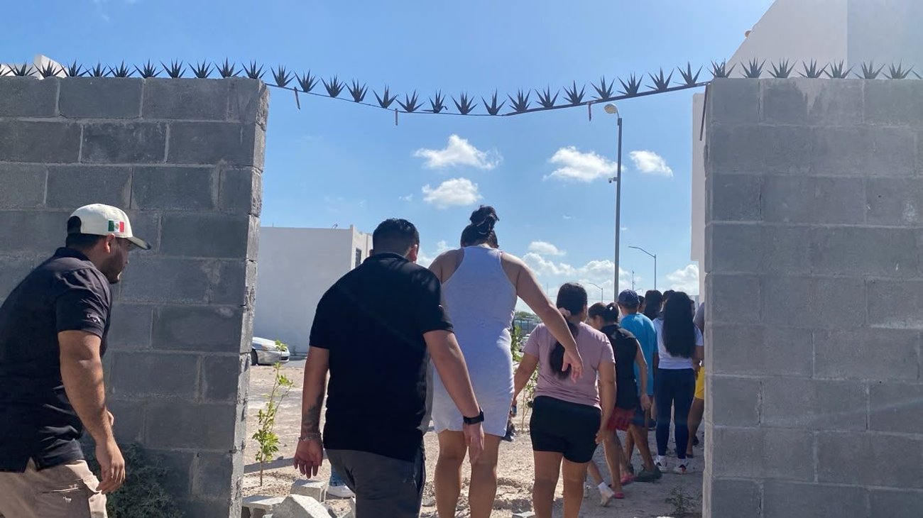 Vecinos denuncian derribo de barda privada en Vista Alta