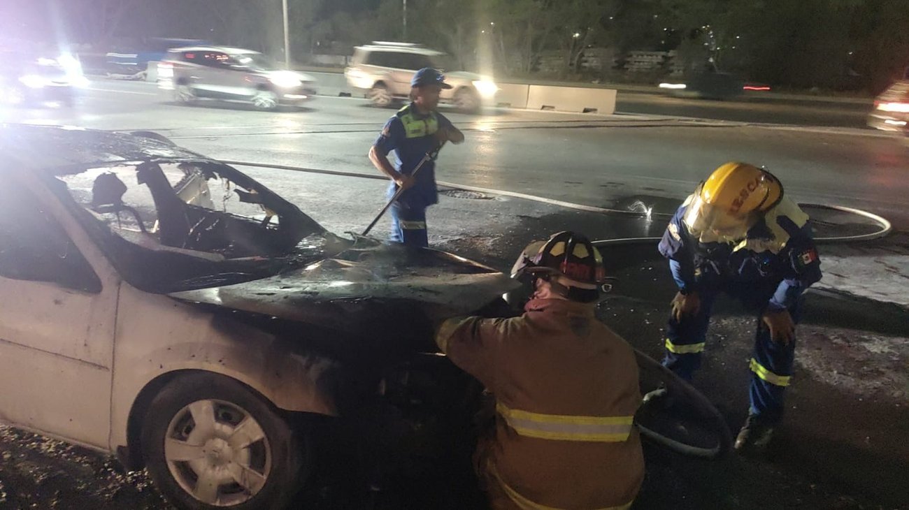 Falla mecánica provoca incendio de vehículo en Manuel L. Barragán