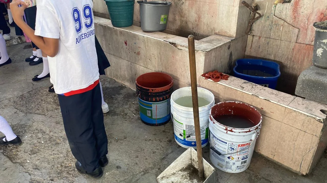Enfrentan escuelas y empresas crisis por la falta de agua