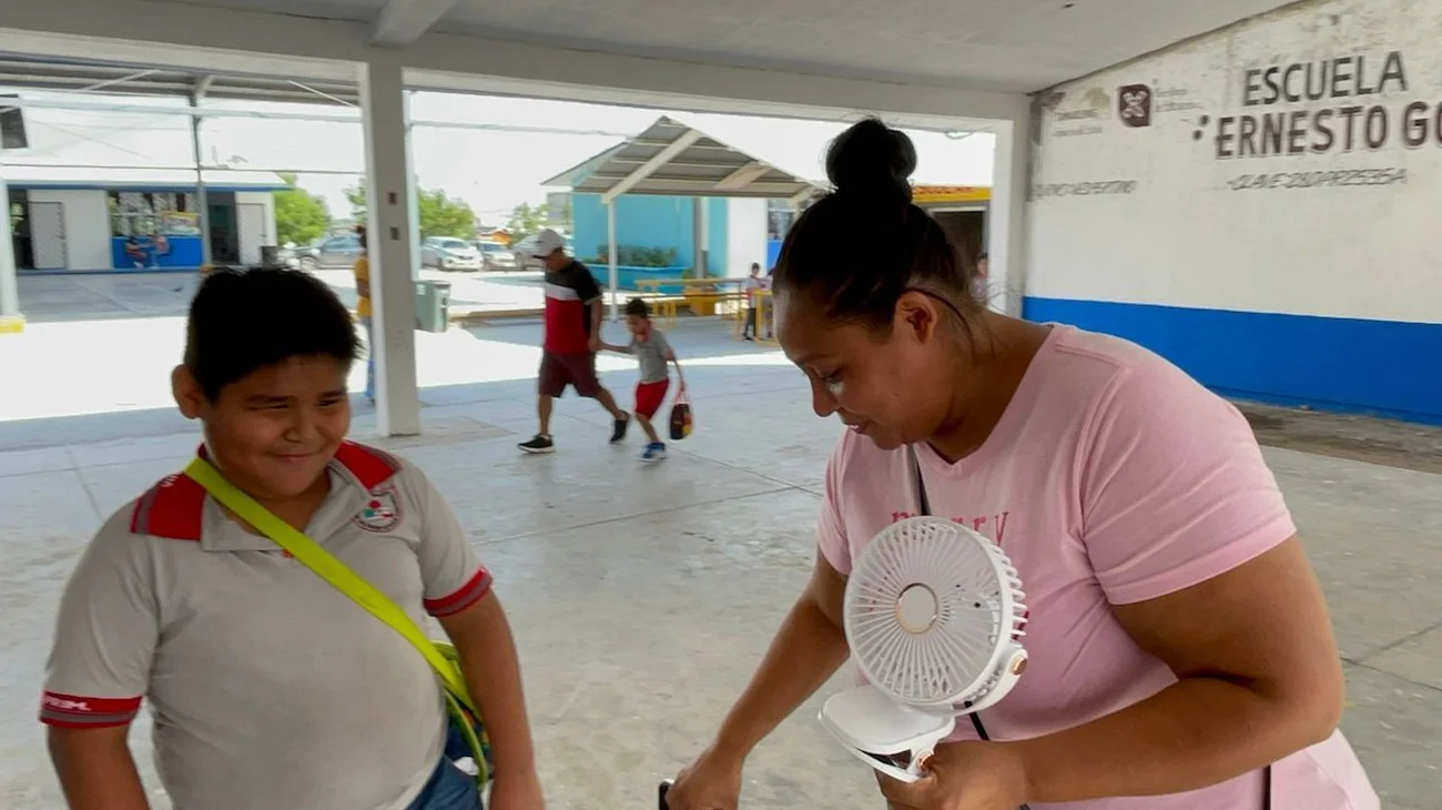 Toman clases bajo calor insoportable en escuela de Reynosa