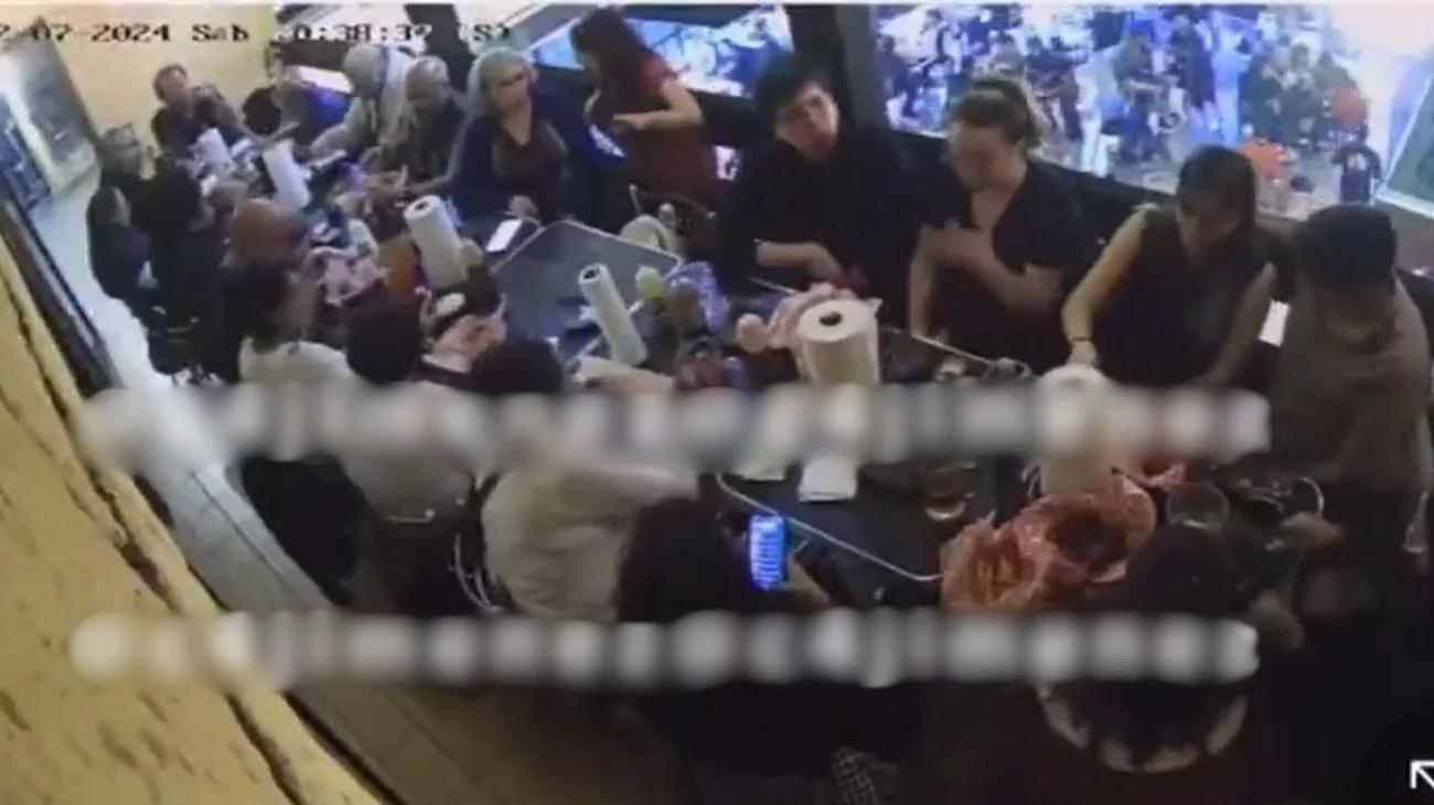 Familia de 20 comen en restaurante y se van sin pagar