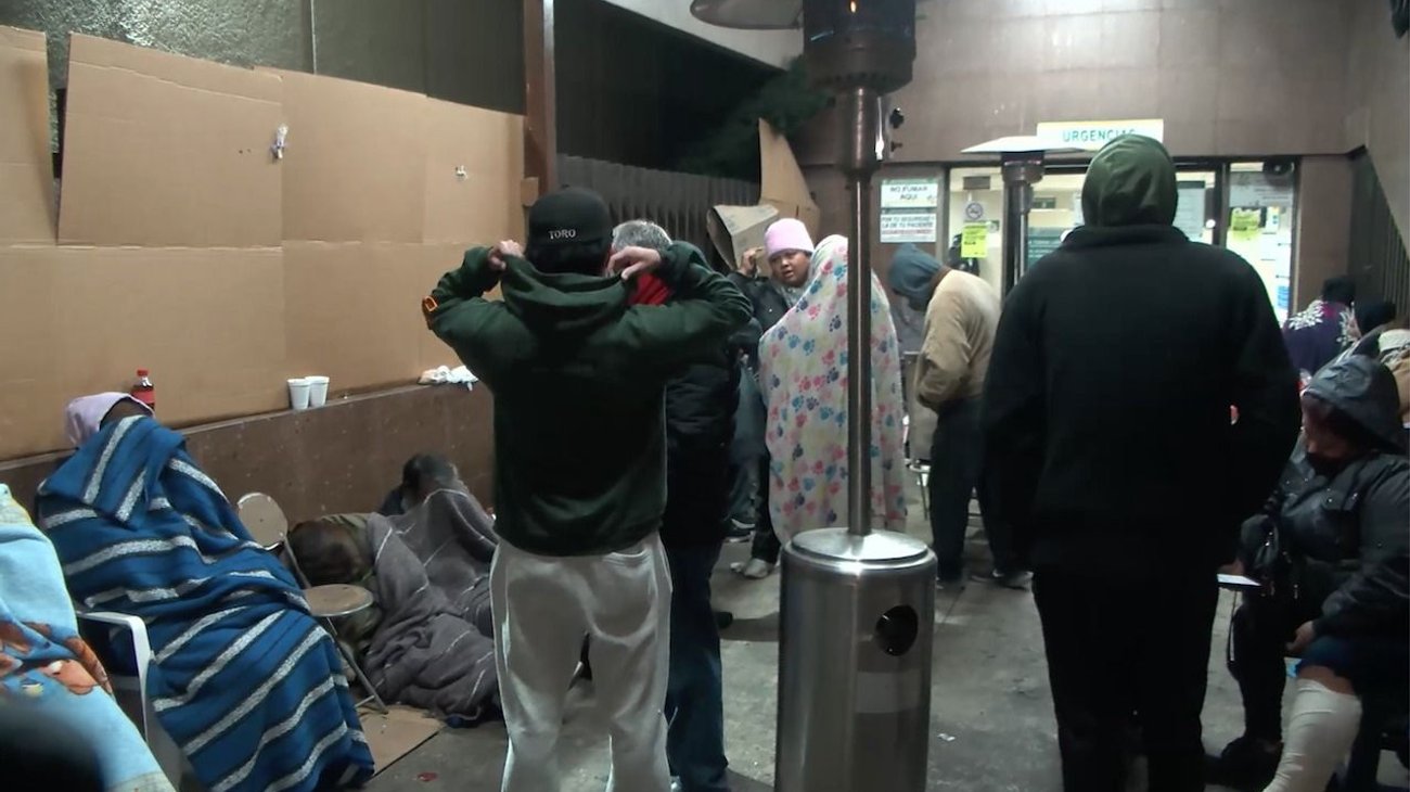 Familiares de pacientes en hospitales sufren por el frío