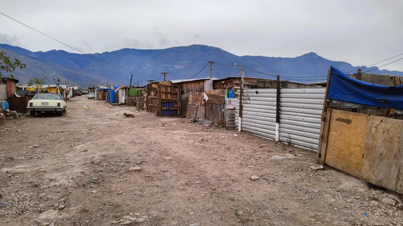 Piden apoyo familias que habitan en tajabanes ante frío extremo