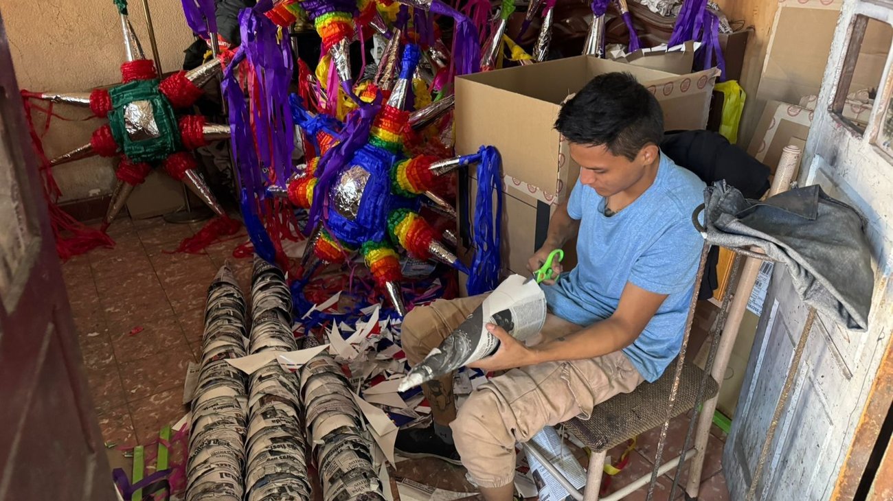 Familia mantiene la tradición de la elaboración de piñatas