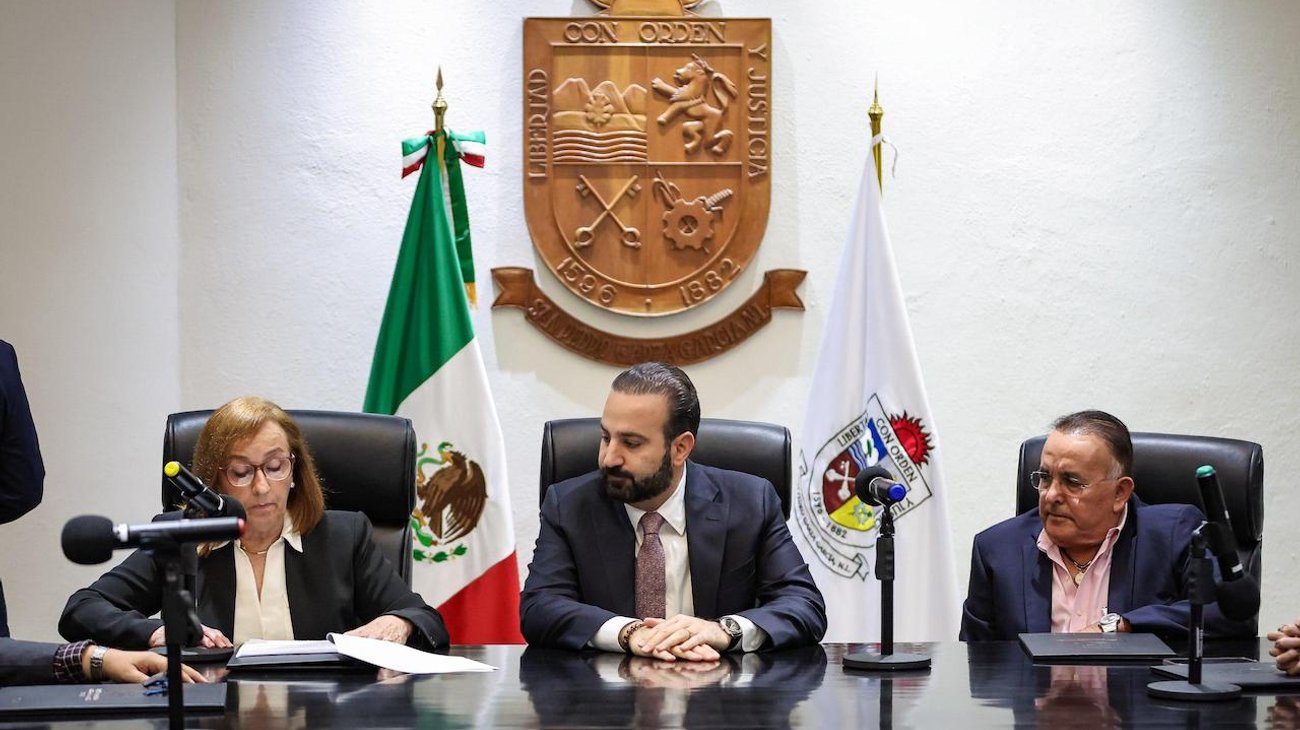 Llega a Congreso nombramiento de Farah como encargado de despacho