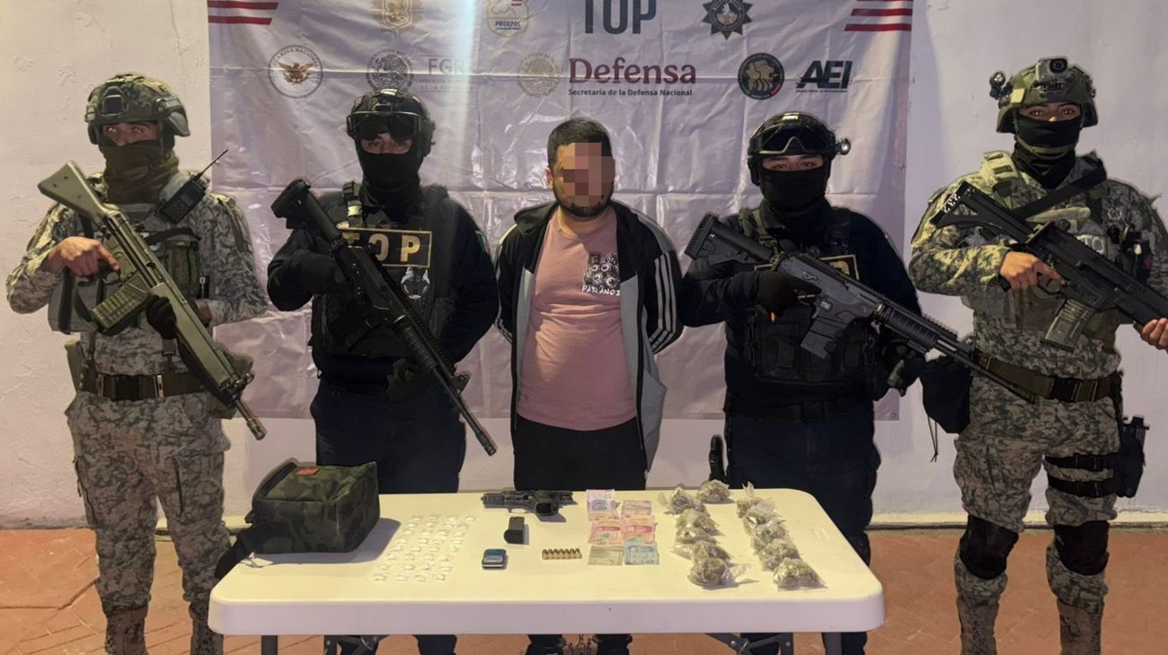 Aseguran arma y presunta droga durante operativo en Escobedo