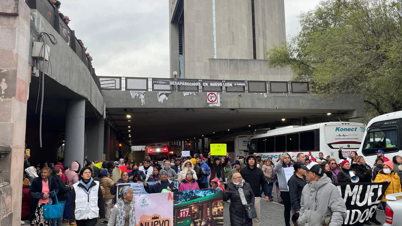 Manifestantes anti ajuste tarifario llegaron en camiones privados
