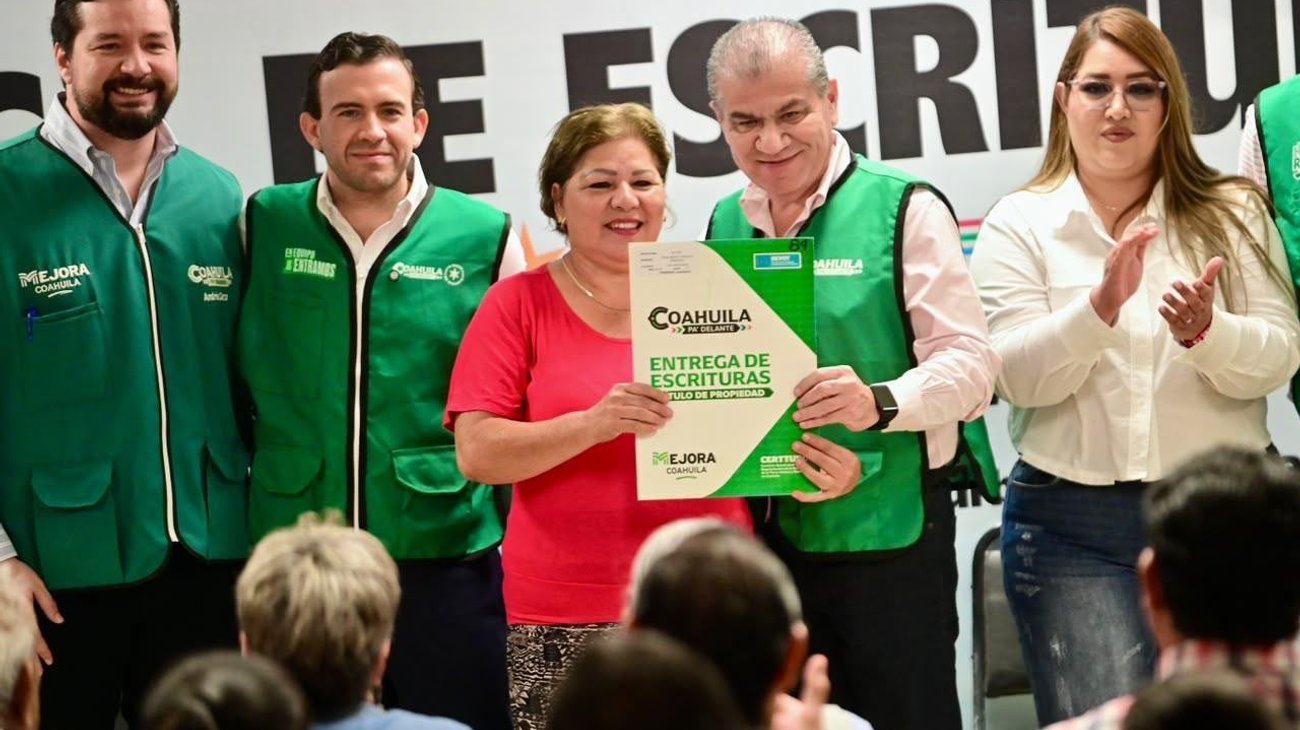 Entregan escrituras a 95 familias de Torreón; aseguran patrimonio
