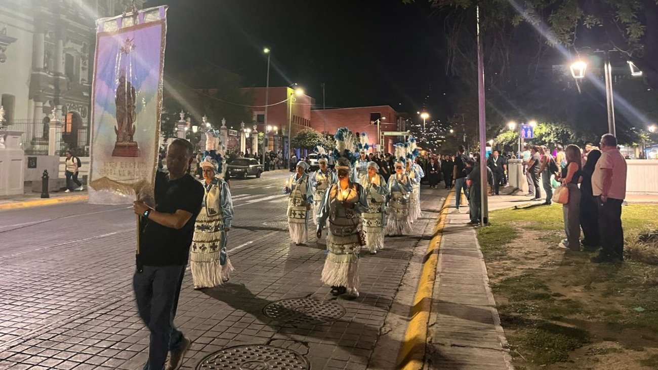 Fieles católicos realizan procesión del silencio