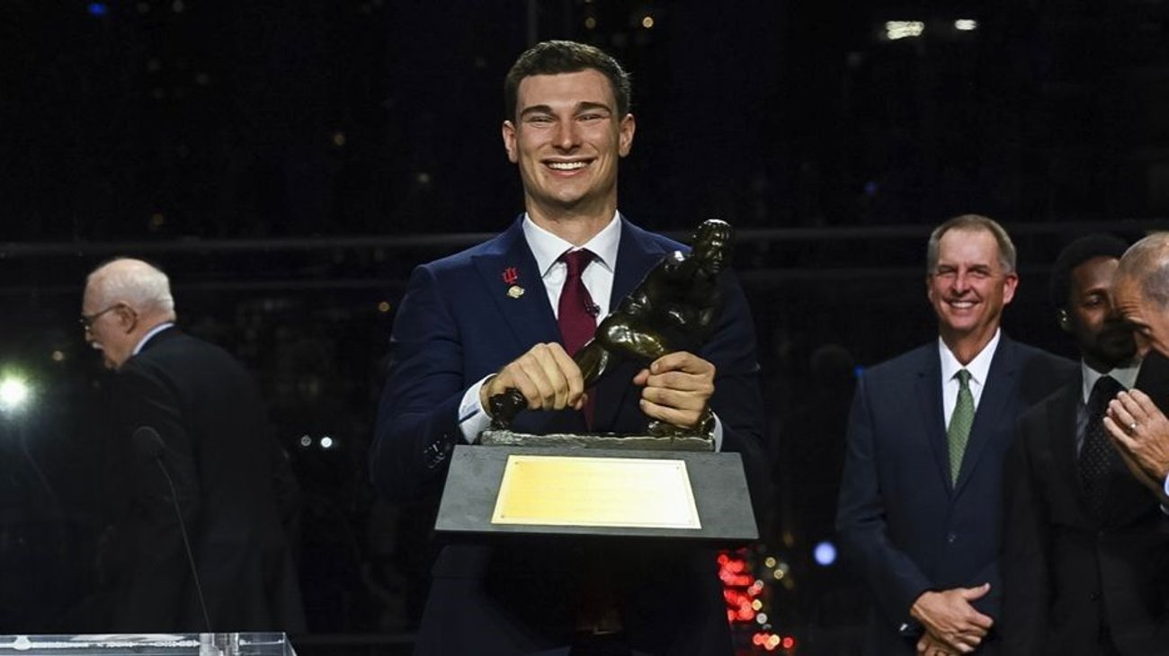 Fernando Mendoza hace historia al obtener el premio Heisman