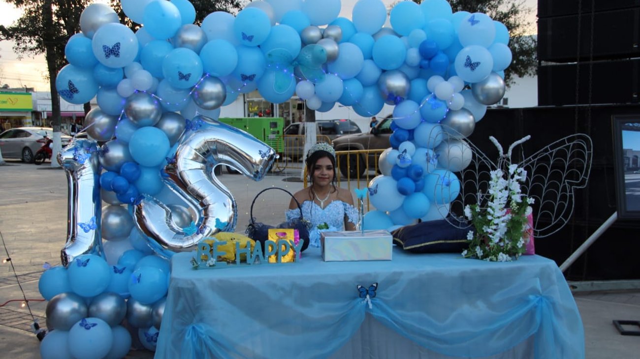 Festeja Marely sus XV años en la plaza de Monclova 