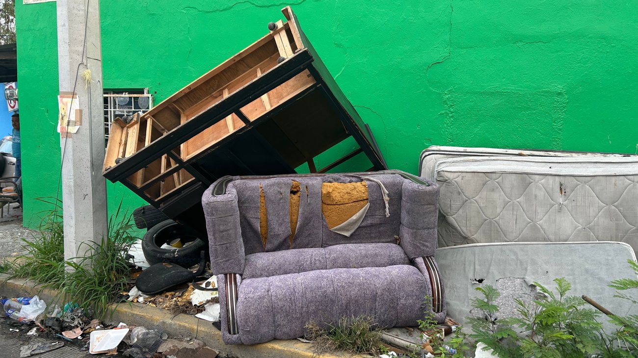 Tiran en banqueta: ropero, colchones, llantas