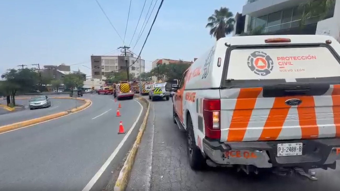 Incendio consume recámara de departamento en San Pedro