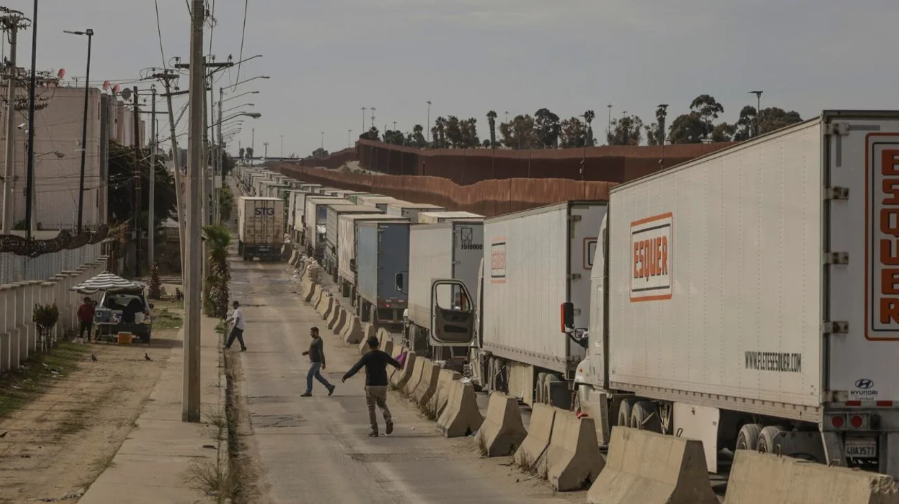 Retrasos de ocho horas en aduana exportadora de México a Tijuana