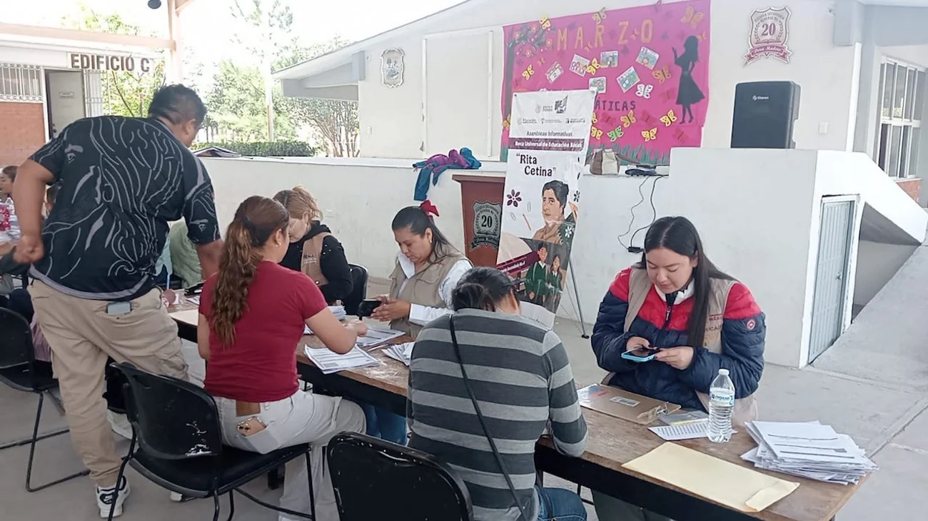 Acuden padres de familia por tarjetas de beca Rita Cetina