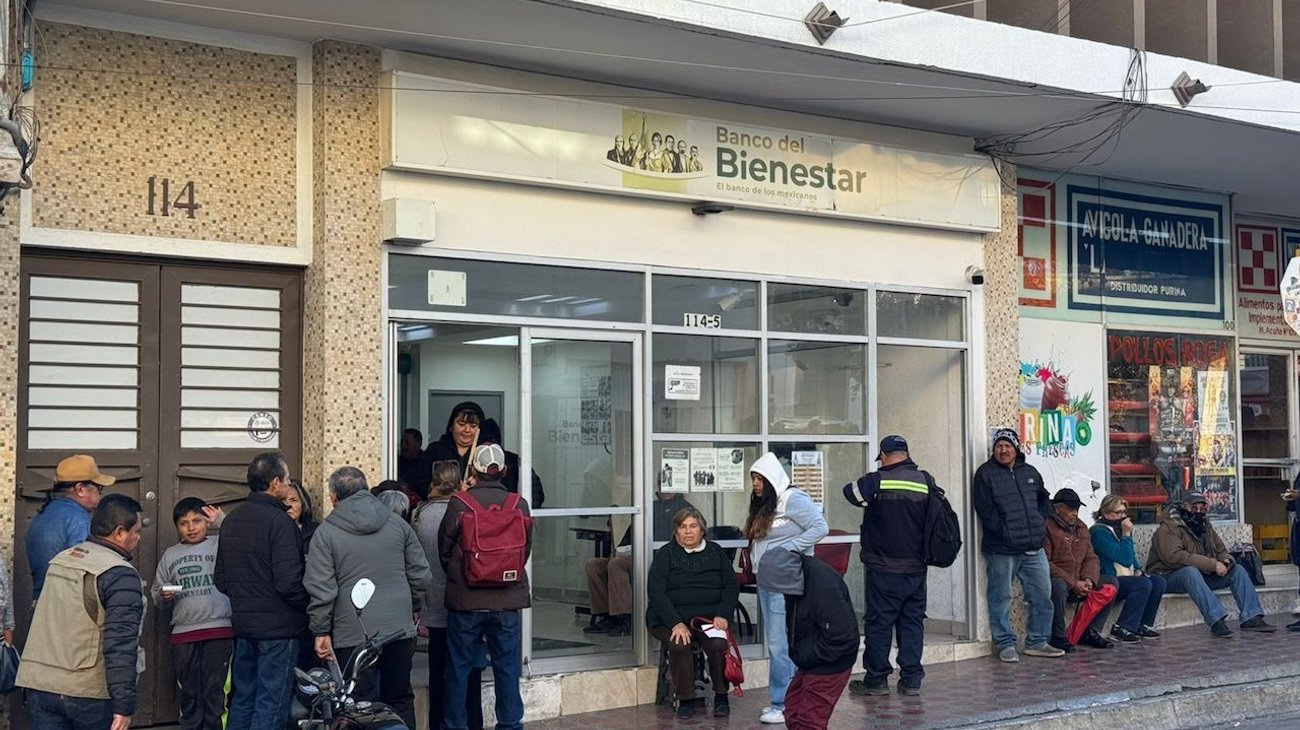 Enfrentan frío y largas filas para cobrar pensión del Bienestar