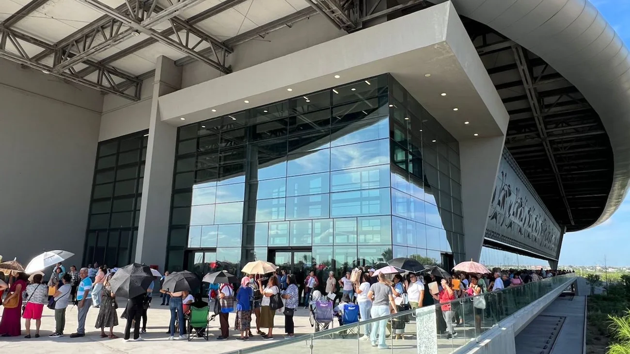 Dificultan filas y calor trámites del programa de Bienestar